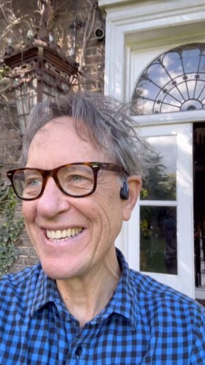 Richard E. Grant Instagram - Ol’ Lizard saunters into the sunshine having mown the lawn, sprayed all the box plants against the yellow caterpillar plague & listening to the incomparable  @barbrastreisand