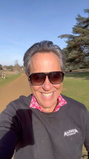 Richard E. Grant Instagram - Love cotton and loathe Lycra, hence a collared shirt for when it’s nippy on this ol giraffe’s long neck! 😂🏃‍♂️🏃