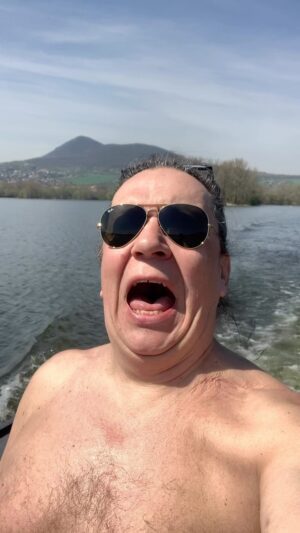 Richard Genzer Instagram - Poprvé letos na lodi. Omlouvám se za  zpěv Štefanovi Margitovi🛳️⛴️🚢🛟⚓️