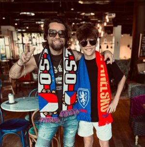 Richard Krajčo Instagram - Holky v Madridu, kluci v Lipsku … zahrajeme s @nikolaosgrigoriadis ve fanzóně a vzhůru na fotbal ❤️ těšíme se @cristiano a @ceskarepre a věříme 🙏