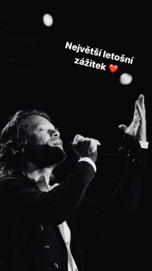 Richard Krajčo Instagram - Doufám, že tohle si ještě někdy zopakuju ❤️ Největší hity, jaké jsem napsal,ale i “poklady”, které zas tak často nehrajeme ve fantastických aranžích od @janlstiburek , k tomu @moravskafilharmonieolomouc , úžasná atmosféra, VY a Já 🙏❤️🔥🫶🏼 co na to říkáte? Líbí? Snad ano 😉 byl někdo z vás na stadióně?