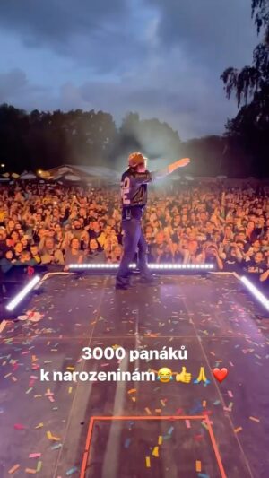 Richard Krajčo Instagram - Co jsem slíbil, tojsem dodržel - 3 tisíce panáku k narozeninám. Takovou objednávku jsem ještě nedělal 😂😂😂 Díky, že jste “přišli” a připili si se mnou 🙏❤️ děkuju za nádhernou narozeninovou párty 🙏