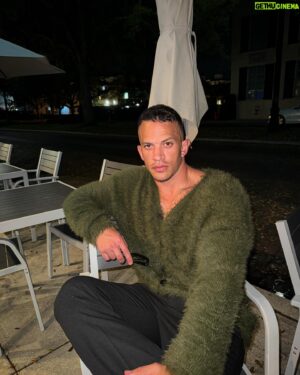 Richard Starks Instagram - Coolin out, please don’t press me #absolute