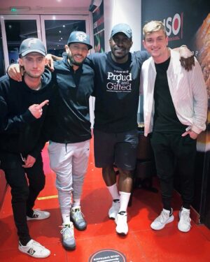 Richard Wisker Instagram - Great food with the boys @taytaystarhz @stevothemadman1 @manlikehaks @isosushichingford 👊🏽💫