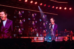 Rick Astley Instagram - Caru ti Cardiff 🏴󠁧󠁢󠁷󠁬󠁳󠁿 Next stop…Glasgow 🏴󠁧󠁢󠁳󠁣󠁴󠁿

📷 @oli_sound