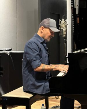 Rick Bonadio Instagram - Ensaios com os @titasoficial para o projeto Microfonado. Quanta música boa !!!
