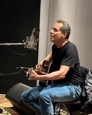 Rick Bonadio Instagram - Ensaios com os @titasoficial para o projeto Microfonado. Quanta música boa !!!
