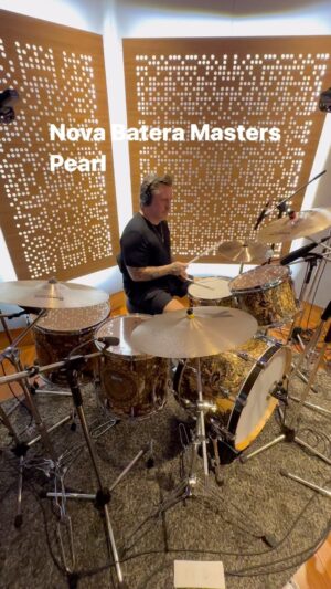 Rick Bonadio Instagram - Sem duvidas a @pearlbrasil é a minha batera favorita. Foi a primeira e sempre será o som que eu curto. Hoje chegou essa Masters e testamos afinação e mics para gravação no estúdio 3 do Midas !