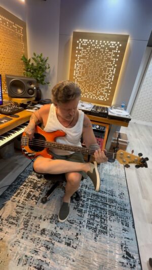 Rick Bonadio Instagram - Esquentando as turbinas pra gravar um Bass numa música do genro @brunomartini ! Que groove esse som! #MusicMan #bassline #Spoiler 🙃🙃🙃 | vcs finjam que não ouviram essa música ok? 👍