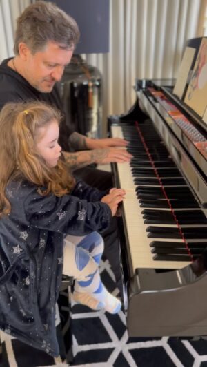 Rick Bonadio Instagram - Aula de Piano. Delicada, mas não muito... 😂