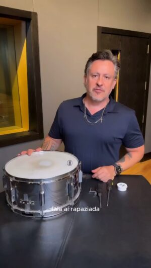 Rick Bonadio Instagram - A Caixa dos @oficialmamonasassassinas , do primeiro álbum do @charliebrownjr , do @tihuanarock e muitos outros! Comprei essa Pearl Export mais ou menos em 1988 e durante muito tempo foi a única batera do Midas. Confira o som depois de um pequeno trato. Ainda soa bonito e com muito punch ! Rock'n Roll demais 🤘