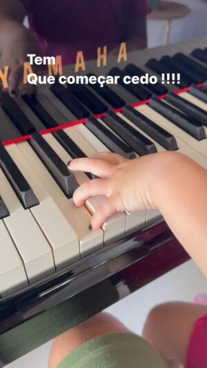 Rick Bonadio Instagram - Aula de Piano da Eva ! 💚❤️💜 | Que alegria.