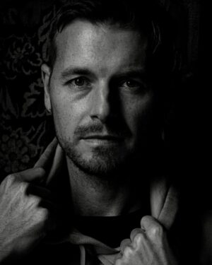 Rick Cosnett Instagram - It’s the lack of confidence in this picture that resonates with me. I’m so grateful for the direction my career is going. I’m gradually getting to a truer place. And now of course everything is happening at once and I had to make an impossible choice recently between two dream roles. But it’s being comfortable in my body that has been the greatest thing settling within me and something that has taken so long and continues to ebb and flow.  It feels easier and there is less noise in my head. This picture @mrjasonday took recently in Lima to me sums up my recent inner conflict, my not being sure, which sometimes opens the space to see the full picture, and the vulnerability that can come along with that. Then haha also the narcissism of posting something like this; with heart overflowing.
