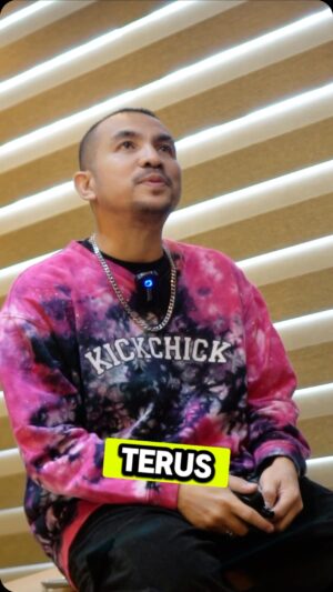 Ricky Komo Instagram - Memang seperti itulah dunia bekerka kawan..!! Jadi nikmatilah dan berharaplah sama diri lo sendiri,kerja keras dan pantang menyerah!!! Semangat anak rantau!!!