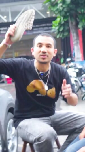 Ricky Komo Instagram - Kerja kagak tapi mau banyak..!! Enak nya di apain??!