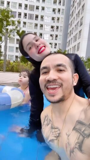 Ricky Komo Instagram - Mereka ini sering jadi korban dari muka gw yg miring2 kalo sampai rumah, pikiran yang terbang kemana mana padahal lagi sama mereka, karna salah satu tugas berat seorang suami atau bapak itu adalah pada saat dia mampu  ninggalin segala urusan kerjaan dan masalah kerjaan di pintu masuk rumah, dan soon sebentar lagi padre bisa ya.. maafin padre ya madre sayaank dan Summer I love you ❤️