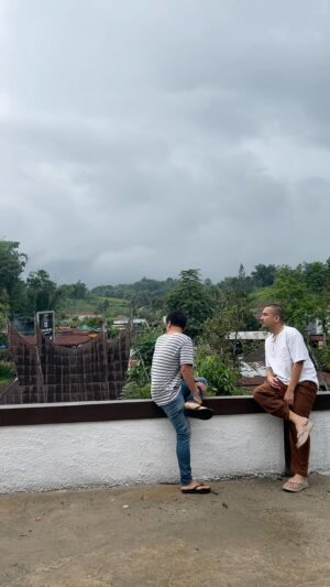 Ricky Komo Instagram - Perjalanan mudik Lebaran bukan hanya tentang menempuh jarak, tetapi juga tentang mengantarkan sinar maaf yang wujudkan harapan di dalam hati gue. Di perjalanan ini juga gue sempatkan sejenak singgah di Posko Mudik Suryanation, di mana gue bisa merenung dan memperkuat tekad untuk memaafkan di tengah perjalanan #JalanMenujuMaaf. Yuk bersama-sama menjadikan setiap kilometer perjalanan sebagai langkah menuju kedamaian dan keselarasan. Selamat menempuh perjalanan, semoga setiap detik membawa kita lebih dekat pada arti kata 'Maaf' yang tulus.

Thanks @Suryanation_Motorland telah menemani lebaran gue, membantu memberikan sinar maaf tuk mewujudkan harapan gue sebagai anak rantau.