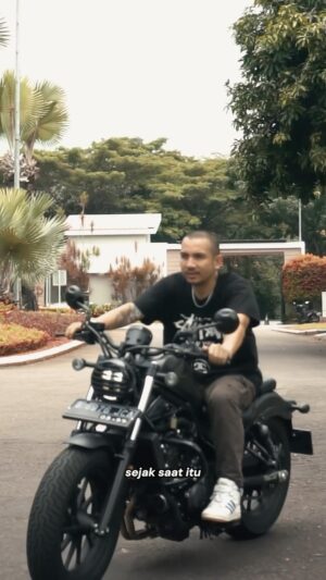 Ricky Komo Instagram - Selalu sertakan restu dan doa orang tua dalam segala urusan Brads, biar jalan kita selalu terang seterang sinar dari sang Surya. Pastikan juga kalau di Ramadan kali ini, lo sudah mendapatkan #JalanMenujuMaaf dari orang-orang terkasih, agar momen kebersamaan tetap terasa hangat dan penuh khidmat.

Ini secuil cerita #JalanMenujuMaaf versi gue, kalau versi lo gimana Brads? Ada yang pernah punya cerita serupa? Coba ceritain versi lo di kolom komentar dong

Ikutin terus cerita gue dan @Suryanation_Motorland di momen lebaran kali ini ya!