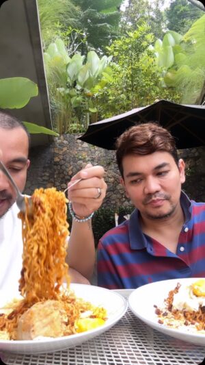 Ricky Komo Instagram - Mukbang mie ksc pakai bawang jahat dan rawit bandel..!!!
