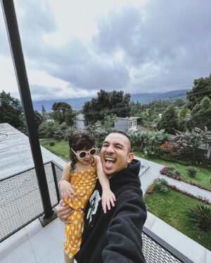 Ricky Komo Instagram - Liburan yang menyenangkan.. di villa nya lengkap semua,apa aja yang ada di villa ini nanti gw review di post selanjutnya yaa😁