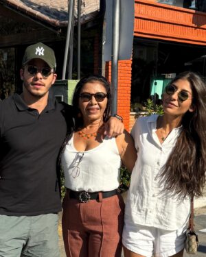 Ricky Tavares Instagram - De Mario Quintana

Mãe... São três letras apenas
As desse nome bendito;
Também o céu tem três letras
E nelas cabe o infinito.

Para louvar nossa mãe,
Todo o bem que se disser
Nunca há de ser tão grande
Como o bem que ela nos quer.

Palavra tão pequenina,
Bem sabem os lábios meus
Que és do tamanho do céu
E apenas menor que Deus!

Feliz dia das mães ❤️