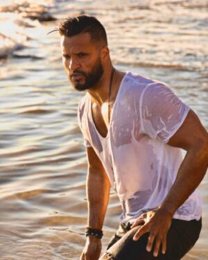 Ricky Whittle Instagram - Life’s a beach if you are. 
It’s a wonderful festive time of year but also the hardest for some who have lost loved ones and have to endure these times without dampening others spirits. Big love to all those with the courage and strength that are getting through this time. You are never alone, as long as you remember and keep those memories in the front of your mind they will always be with us,to feel bad is not wrong, to cry is not wrong, to feel sad,depressed,frustrated is all just how you feel. But know you got through yesterday, you will get through today and you will continue through that dark tunnel with that strength and courage. Eventually that light at the end of the tunnel gets brighter whilst the darkness fades. Focus on that light, keep that energy and the positivity in the world, focus on that which help us. Memories,Nature, animals, music, film,tv, training, learning something new or exciting, friends or family. 2020 was a tough one for all, 2021 not much better but better and you got through both. I’m not a doctor,scientist or in the know but i am an optimist and hope 2022 will be a wonderful improvement for you all. I wish you all strength, health, happiness and success. I hope we can all look out for each other more, be understanding and listen. We have two ears and one mouth, by that ratio I say we should listen twice as much as we speak. Pay attention, listen, learn and hopefully we can continue to move forward together, equally. We are all human,we all have love in our hearts,hate is a choice,a choice I have no time for. People have their journeys and I wish them well. Anyone carrying hate will only poison their own mind and future bringing me back to… life’s a bitch if you are. This message won’t apply to everyone, I sometimes see people remark and make negative comments, then this message ain’t for you ,not everything is about you🤷🏾‍♂️ just move on. This is for anyone who wants to hear it, who just wants a little positivity to pass a few minutes. For you who got this far and wanted to…
You got this💪🏾❤️🙏🏾🙌🏾 Happy new year

📸 @sarahorbanicphotos #positivevibes #positivitybreedspositivity #happynewyear #love to my #whittlefamily
