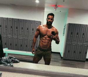 Ricky Whittle Instagram - Ok ok I know, another gratuitous gym selfie post workout🥵 Buuuuut….

Remember that movie I was getting in shape for in September last year that got pushed to early this year? 
Welp… I trained again,dieted again, lost 20 lbs for the role over thanksgiving,Xmas and my birthday ready to peak for filming the end of January only for it to get pushed again😫😭🙈

Sooooooo just gonna sit over here waiting for @jamesgunn to decide on a role for me in his new #DC universe 😝🤷🏾‍♂️💪🏾🙏🏾❤️✨

Seriously tho, this is the industry,I don’t just turn up,I prep physically,mentally,deep dive the script,character,voice and sometimes things move or don’t happen. 
Glass half full here so thinking at least I’m already in shape now for my other projects and can happily stuff my face with some chocolate and carbs🥰😝🙌🏾💪🏾 ps when we eventually make this movie,it’s gonna be 🔥✨🙌🏾 Excited to show you a crazy character that will be fun to watch and very different to anything I’ve done before😏😎🎥🎬

Til then,watch out for my next movie @landofbad.movie in theatres February 16 📽️🎟️
#actorslife #fitness #gym #positivitybreedspositivity

Side bar- hard work,consistency and dedication. Anyone who knows me,knows I have this discipline. I’m just an actor,so Any body builders ,fitness fanatics on steroids or know of steroids will know that this isn’t that impressive if I was taking and is just a dehydrated natural pump under good lights after a big workout. If I was taking,I’d expect to be in a lot better shape than this and is hence why I’m proud🤣🤯🤷🏾‍♂️Any little bitter haters that think overwise ,may need to just look in the mirror and keep going when their weak minds get tired and using excuses 🤷🏾‍♂️ success and growth in all walks of life comes when you constantly challenge yourselves to be better than you were before,some just like to challenge and question others’ success instead of themselves 😘 #yougotthis #aimhigher #dreambigger #thinkbetternotbitter