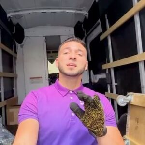 Rico Suarez Instagram - Wouldn’t it have been nice to have invested in Uber or Amazon in the early days? Introducing Muvr. The solution for everything that’s wrong with the moving industry.
Join the disruption - Invest in Muvr with just $100. 🚀💜 Wefunder.com/muvr

No hubiera sido genial haber invertido en Uber o Amazon en sus primeros días? Presentamos Muvr. La solución para todo lo que está mal en la industria de mudanzas.
Únete a la disrupción - Invierte en Muvr con solo $100. 🚀💜 Wefunder.com/muvr