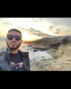 Rico Suarez Instagram - We all struggle everyday; mentally, physically and socially, I don’t care who you are. That’s reality of the human behavior. But I rather free myself from concern. No fear or yearning. Relieve myself from “I”, “Rico”. Just a relative expression of the unified field.

God is constantly laying messages in my heart.
Just want to continue abiding in truth & LOVE 🖤
Everyday.
Peace and love.
✌️✨🖤🙏

Que dios les bendiga 🙏