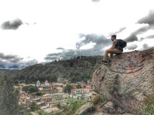 Rico Suarez Instagram - Al final, nada de esto importa. Disfruta las bendiciones más simples de la vida. #naturaleza 🌎⛰☁️🌲🌲🍃🌏 
.
.
#tierra
#vida 
#paz 
#amor 
#bendiciones🙏