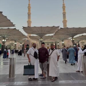 Rigen Rakelna Instagram - Ngelawak ngelawak ngelawak becanda becanda ehh ke madinah hehhhehe, Saya yakin bukan tanpa sebab allah pertemukan kita bertiga. Saya yakin akan banyak kebaikan kebaikan nantinya yang allah siapkan, aamiin. main bareng, kerja bareng, bikin kantor bareng, semoga membawa keberkahan apapun itu kejutan dari allah nanti nya . Bismillah Semoga istiqomah yaa kita @hifdzikhoir @rigensih saling mengingatkan dan libatkan allah dalam apapun #Tsahh