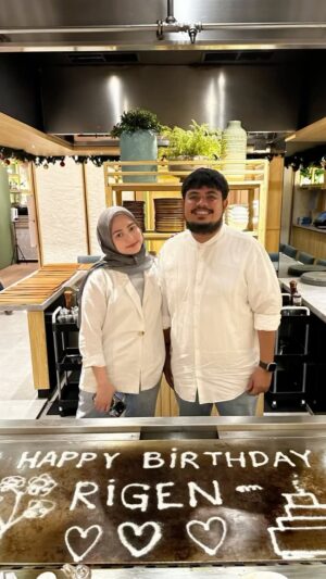 Rigen Rakelna Instagram - Alhamdulillah udah sampe diusia 32 tahun. Terima kasih ya Allah atas segala rezeki yang diberikan kepada hamba dan keluarga. Semoga diusia yang ke 32 hamba bisa menjadi lebih baik lagi. 

Terima kasih untuk istri, anak dan keluarga yang udah menemani sampe saat ini. Tanpa kalian, mungkin baba ga bisa sejauh ini diusia segini. Maaf ya kalo selama ini Baba masih banyak kurangnya, Baba masih terus belajar untuk lebih baik lagi dan lagi. Oiyaaa, kado minda bagus banget. Suka deh baba 😋

Terima kasih buat semua support dari temen temen dan senior senior yang ada disekitar saya. Saya senang berada dilingkungan saat ini. Punya teman teman dan senior senior yang seru. Kalo saat ini atau nantinya saya punya salah, saya mohon untuk ditegur dari teman teman dan senior senior.

MasyaAllah, ulang tahun ke 32 banyak doa dari teman teman yang ga bisa dibales satu satu. Tapi divideo ini ada beberapa video dari idola idola saya yang mengirimkan video ucapan, ini jujur kaget banget tiba tiba dapet kiriman kaya gini. 

Perayaan ulang tahunnya sunmori, nongkrong dan makan sama istri. Ini udah lebih dari cukup. Alhamdulillah. 

Hai 19november, sampai ketemu tahun depan ya dengan Rigen yang lebih baik lagi. 💪🏽