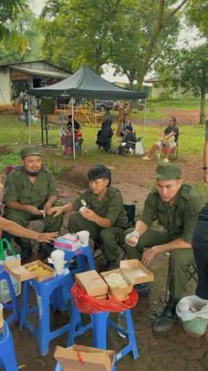 Rigen Rakelna Instagram - Alhamdulillah setelah 2 bulan selesai juga kami membuat sebuah karya film berjudul Kang Mak. Seru banget shooting bertemu kembali dengan @falconpictures_ dan lawan main yang seru dan gokil pade @indrowarkop_asli bang @vinogbastian__ bang @t_orasudi_ro dan dek @indrajegel. Serunya film tuh selalu belajar, ga pernah abis abis buat belajar. Karakter baru, situasi baru, adegan baru buat kita harus upgrade. Semoga ini menjadi karya yang disukai sama temen temen semua. Sampai jumpa nanti di bioskop ya. 

Terima kasih buat pak @herwinnovianto menjadi sutradara yang sangat kooperatif dan asik. Sampai ketemu di next projek yaa pak!

Terima kasih juga untuk semua crew yang bertugas. Semangatnya luar biasa untuk film ini. Maaf kalo selama shooting saya ada salah salah kata dan perbuatan, kalo kata bang Tora kayanya kalian aja yang salah denger. 😂
