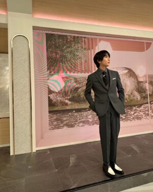 Rihito Itagaki Instagram - news zero 
3ヶ月間ありがとうございました

2年前金曜パートナーを務めさせて以来、またこうしてお邪魔できたことがとても嬉しかったです

やはりどうしても慣れない場、勉強させていただくことばかりでしたが、皆さまが温かく迎えてくださり今を生きる1人の人間として肩の力を抜いてこの場所に立つことができました

そして、3ヶ月水曜日のよる11時からの1時間、皆さまと過ごすことができて幸せでした

ありがとうございました！

スーツも毎回少しずつ遊びながら変えていきましたが、どれがお好みだったでしょうか👔

#写真10枚しか載せられなくて全部お見せできない