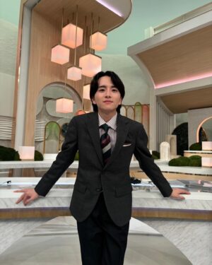 Rihito Itagaki Instagram - news zero 
3ヶ月間ありがとうございました

2年前金曜パートナーを務めさせて以来、またこうしてお邪魔できたことがとても嬉しかったです

やはりどうしても慣れない場、勉強させていただくことばかりでしたが、皆さまが温かく迎えてくださり今を生きる1人の人間として肩の力を抜いてこの場所に立つことができました

そして、3ヶ月水曜日のよる11時からの1時間、皆さまと過ごすことができて幸せでした

ありがとうございました！

スーツも毎回少しずつ遊びながら変えていきましたが、どれがお好みだったでしょうか👔

#写真10枚しか載せられなくて全部お見せできない