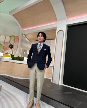 Rihito Itagaki Instagram - news zero 
3ヶ月間ありがとうございました

2年前金曜パートナーを務めさせて以来、またこうしてお邪魔できたことがとても嬉しかったです

やはりどうしても慣れない場、勉強させていただくことばかりでしたが、皆さまが温かく迎えてくださり今を生きる1人の人間として肩の力を抜いてこの場所に立つことができました

そして、3ヶ月水曜日のよる11時からの1時間、皆さまと過ごすことができて幸せでした

ありがとうございました！

スーツも毎回少しずつ遊びながら変えていきましたが、どれがお好みだったでしょうか👔

#写真10枚しか載せられなくて全部お見せできない