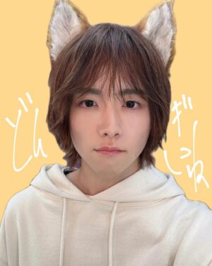 Rihito Itagaki Instagram - この度「どん兵衛」のCMに吉高由里子さんと出演させていただきます🦊

ななななんと、あの、どんぎつねになりました。
どんぎつねです（大事なことなので二回）
まさか自分がこの姿になる日が来るとは…
愛食している身としても、どんぎつねを今まで観てきた身としてもこれ以上ない喜びです。

吉高さんとは初めてご一緒させていただき、最近は平安でのお姿を拝見していることが多いので現代の装いは少し新鮮でしたが、お芝居中も空き時間もほんとうに楽しい撮影でした。

果たして吉高さん演じる女性にどん兵衛を食べてもらえる日はくるのか…

乞うご期待です🦊

#どん兵衛 
#新どんぎつね