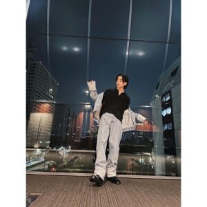 Rihito Itagaki Instagram - Rihito Itagaki Fan Meeting「第３回PLM総会 supported by ポッカサッポロ 北海道コーン茶」

お運びくださったみなさま、配信にてご覧くださったみなさま
本当にありがとうございました

今回は誕生日当日のイベントでしたがきっと、自分の中でも忘れられないものになるでしょう

動画を寄せてくださった山田孝之さん、そして文哉
サプライズゲストとしてお越しくださったMattさん、吉川愛さん
ご協力くださり感謝申し上げます

今回もみなさまに新鮮な気持ちで楽しんでいただくために、色々と拵えました
歌唱もいたしましたが、そこにはあくまで表現者の姿として在ることを念頭に向き合いました
お粗末様ではございましたが、みなさまの心の片隅に残ってくだされば嬉しいです

息苦しいことも多々ありますが、強かに狡辛く、戦ってまいりましょう
またお会いできることを！

#心療内科の板垣先生もまたお会いしたいそうです