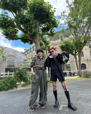 Rihito Itagaki Instagram - 1年ぶりにコレクションお邪魔しましたが、いやあ今回も最高でした…
前回とは打って変わって、小さなアートピースが点々と飾られておりそこはまるで誰かのアトリエか家のよう。
重低音の音楽が響いて始まったショーは、マスキュリンでミニマムなイブニングウェアから少年が母親のギンガムチェックのワンピースを纏ったようなルックまで。
印象的なフェザーとヘッドピースとオーストリッチレザー、そして会場に響き渡る鳥の囀りが呼応し今日もまたジョナサン氏がつくる世界へと引き込まれていました。
また欲しいルックがたくさんあってこまる…

勢喜遊さんとはお隣でして色々お話しさせていただきました。
全てがかっこよかった…

tawanさんとphuwinさんは声をかけてくださって、日本語でお疲れ様でしたー！と話してらしたのとてもうれしかった✌️

#loewe
#loewess25 

@loewe 
@jonathan.anderson