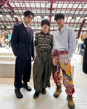 Rihito Itagaki Instagram - 1年ぶりにコレクションお邪魔しましたが、いやあ今回も最高でした…
前回とは打って変わって、小さなアートピースが点々と飾られておりそこはまるで誰かのアトリエか家のよう。
重低音の音楽が響いて始まったショーは、マスキュリンでミニマムなイブニングウェアから少年が母親のギンガムチェックのワンピースを纏ったようなルックまで。
印象的なフェザーとヘッドピースとオーストリッチレザー、そして会場に響き渡る鳥の囀りが呼応し今日もまたジョナサン氏がつくる世界へと引き込まれていました。
また欲しいルックがたくさんあってこまる…

勢喜遊さんとはお隣でして色々お話しさせていただきました。
全てがかっこよかった…

tawanさんとphuwinさんは声をかけてくださって、日本語でお疲れ様でしたー！と話してらしたのとてもうれしかった✌️

#loewe
#loewess25 

@loewe 
@jonathan.anderson