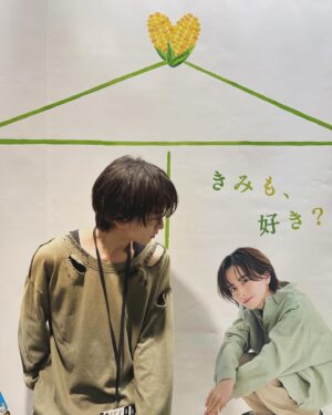 Rihito Itagaki Instagram - 渋谷駅にいる自分と相合傘したり、大きな板垣の頬をつついたりしてきました。
みなさまも見かけた際にはぜひ。
（周りの方へのご配慮はなにとぞお願いします）

#北海道コーン茶
