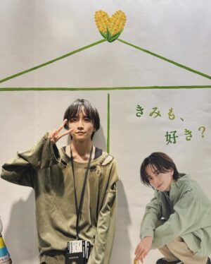 Rihito Itagaki Instagram - 渋谷駅にいる自分と相合傘したり、大きな板垣の頬をつついたりしてきました。
みなさまも見かけた際にはぜひ。
（周りの方へのご配慮はなにとぞお願いします）

#北海道コーン茶