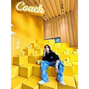 Rihito Itagaki Instagram - NY、原宿に顕現。
といった具合に、coachのスピリットと遊び心を感じてまいりました🐱
洋服やバッグはもちろん、アップサイクルされた家具などもみどころ。

#CoachNY
#CoachJapan　
#PR