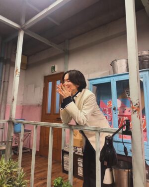Rihito Itagaki Instagram - マルス-ゼロの革命-
第1話ありがとうございました

生きるということ、即ち業を煮やしながらも現実と真っ向からぶつかって行かねばならぬということ

そんな強い想いを感じた初回でした

2話以降もそれぞれの想いや辛さが交錯しながらも必死に生きていく我々マルスの姿が描かれます

これから何卒よろしくお願い致します🐺

みっちーにカメラ後方から雑誌編集部ばりに「いいねぇ‼️」と合いの手を飛ばされ爆笑する板垣の写真を添えて