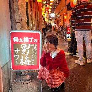 Rihona Kato Instagram - 男梅サワー のブランドムービーに、今日から登場しています☺︎

はぁ〜、この撮影が決まったとき本当に嬉しかった〜〜〜！！！心から美味しくいただいちゃいました😂♡

「お店のウメぇが、ウチにくる。」
皆さんも、お家で横丁気分を味わいませんか？ぜひご覧ください☺︎

#男梅サワー #サッポロビール