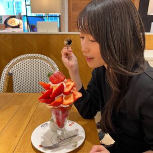 Rihona Kato Instagram - _

美味しかったパフェ
こんなんでも撮らなきゃちゃんとインスタ更新しないからね

#パフェ #果実園リーベル #いちご