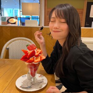 Rihona Kato Instagram - _

美味しかったパフェ
こんなんでも撮らなきゃちゃんとインスタ更新しないからね

#パフェ #果実園リーベル #いちご