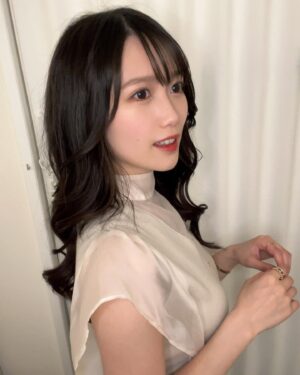 Rihona Kato Instagram - _

今日もこの服を着てる

なぜかと言うとね。
黒じゃない服着たらね、
うちの父が大層喜びまして……

褒めてもらったもんだから私も嬉しくて

いい女な気分になるし
ウエスト絞れてると
体型気にしなきゃいかんのぉとか
意識がいくからいいんです

あ、気づいちゃいましたか？
実はエクステも付け替えたので
さらにきゃわきゃわ爆破パーティなワケ！

wistell渋谷のまさきさん
ありがとうございました☺︎

じゃあね

#エクステ #ヘアエクステ #ロングヘア