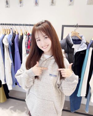 Rika Nakagawa Instagram - .
大好きなブランド #MILKFED さんの新作展示会におじゃましてきました〜💙⚡️

パーカー大好きでお家のクローゼットの6割を占めているんだけど、今回も超タイプなパーカーを発見して即注文しちゃった🥹🫶🏻Lサイズをオーバーめに着るのが好き〜🤍

はやく秋になれ〜！🪄(まだ夏もきてない)
.
.
.
.
#秋冬 #パーカー #モデル #私服 #milkfed