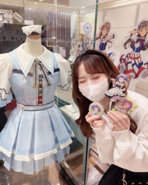Rika Nakagawa Instagram - .
りかりもで、新宿丸井アネックス6Fで開催中の #シャインポスト のストアに行ってきたよ〜😍🌟

欲しかったメイドちゃん紅葉のアクスタも買えたよ〜💚🍁🫶🏻ちゃんと推し活してるぅ🥹🫶🏻笑

その後りももんとピザを食べたんだけど、何も気にせず好きなの注文したら…😳❤️💚笑

ランダム缶バッジも紅葉が当たった…！🤣💚✨杏夏たんのは、もえぴにプレゼントしようっと🎁💖

ストアは今週末までやっているから、是非新宿に寄った際は遊びに行ってみてね〜🥰✨